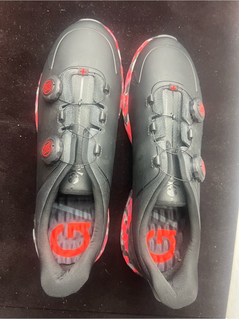 Men's Athletic Cycling Shoes in Black and Red